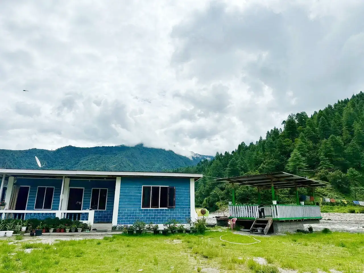 Blue house and riverside shed at Sangti Tsomka Campsite